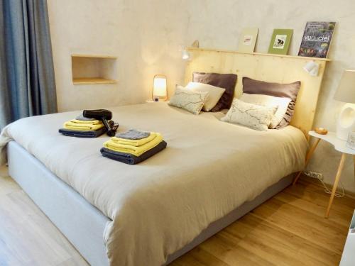 ZimmerbachLa Couette Enchantée - Parking - Zimmerbach的一间卧室配有一张大床和两条毛巾
