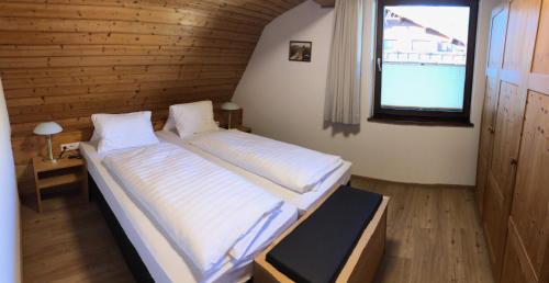 蒂罗尔-泽费尔德Landhaus Scherl的一间卧室设有两张床和窗户。