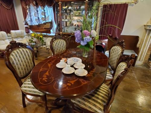 白马村プチホテル葡萄屋的餐桌、椅子和花瓶