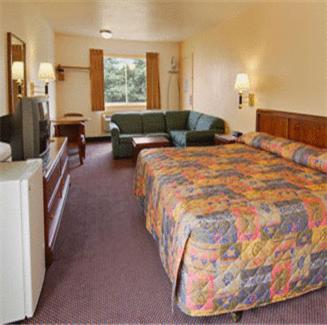 汉普顿贝尔蒙特套房酒店的酒店客房配有床、沙发和电视。