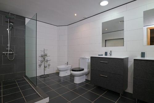 阿塔玛丽亚La Manga Club Resort - Los Olivos 435的浴室配有卫生间、淋浴和盥洗盆。