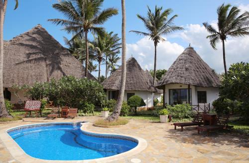 吉汶瓦苏丹沙岛度假酒店的一个带游泳池和棕榈树的度假村