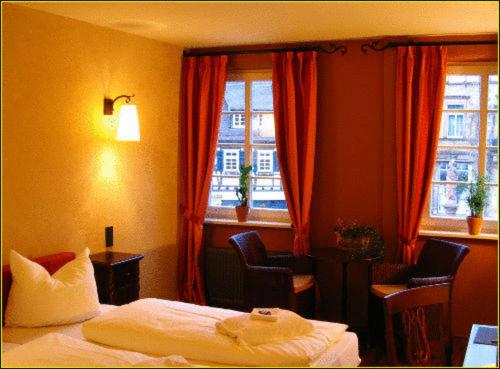 贝格施特拉瑟黑彭海姆巴丁别墅酒店的酒店客房设有一张床和两个窗户。