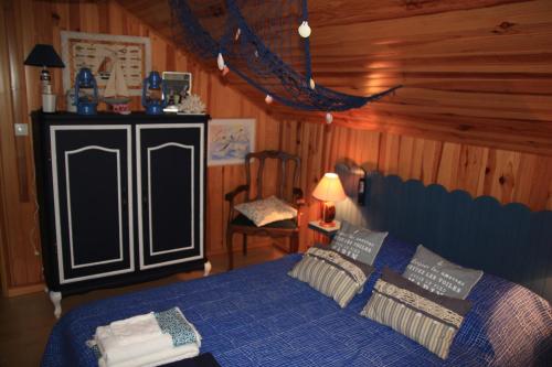 Chameyratleschambresdanne的小屋内一间卧室配有蓝色的床