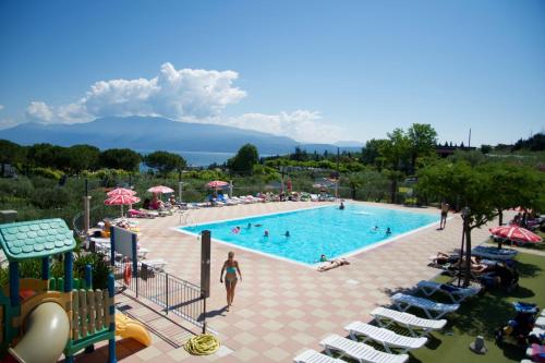圣费利切德尔贝纳科Casa mobile - Eden Camping Village的和度假村内的人一起使用的游泳池