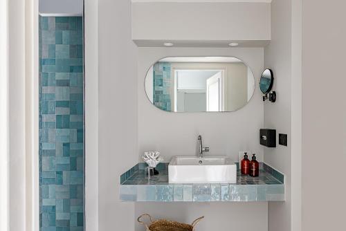 拉罗谢尔Maison des Ambassadeurs的一间带水槽和镜子的浴室