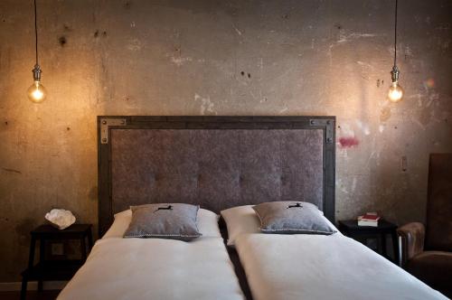 OberwürschnitzLohwald-Appartment的两张睡床彼此相邻,位于一个房间里