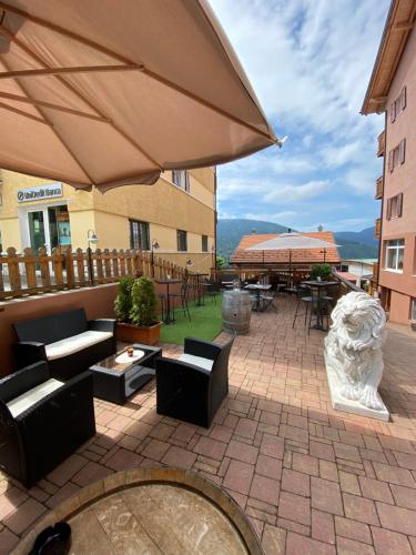 福尔加里亚福尔加里亚波斯特酒店的一个带桌椅和遮阳伞的庭院