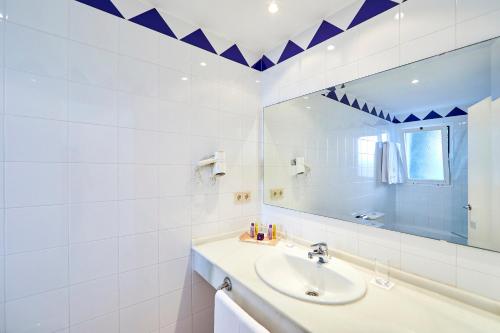 科尼尔-德拉弗龙特拉FERGUS Conil Park的白色的浴室设有水槽和镜子