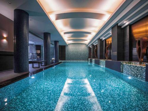 墨尔本墨尔本西奎伊套房酒店的一座带天花板的大型游泳池
