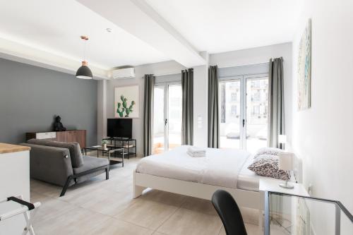 雅典Omnia Pagrati Apartments的一间卧室设有一张床和一间客厅。