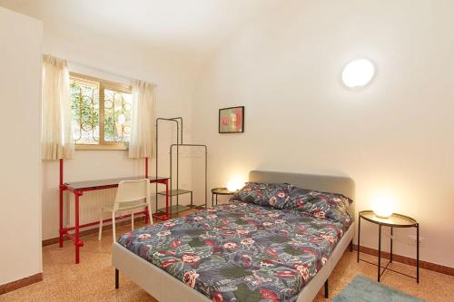 菲纳莱利古雷Villa Cuckoo's Nest的一间卧室配有一张床和一张书桌
