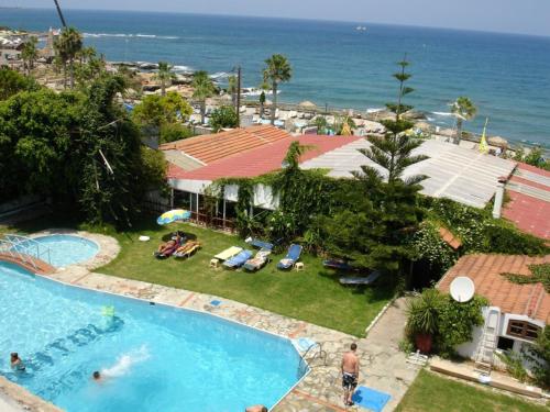 赫索尼索斯阿纳托利公寓 的享有游泳池和海洋的空中景致