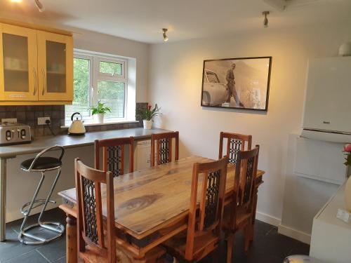 埃尔森汉姆Stansted Lodge Guest House的厨房配有木桌和椅子