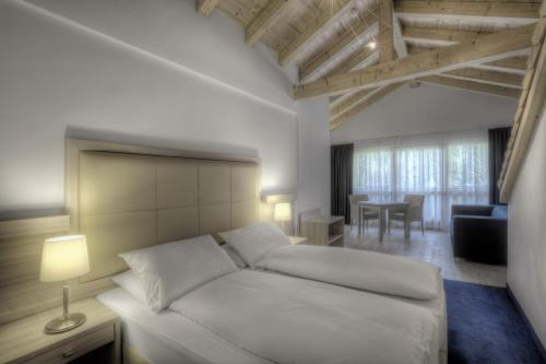 科瓦拉因巴迪亚拉塔布拉酒店的一间带白色床的卧室和一间客厅
