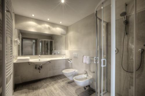 科瓦拉因巴迪亚拉塔布拉酒店的一间带水槽、卫生间和淋浴的浴室