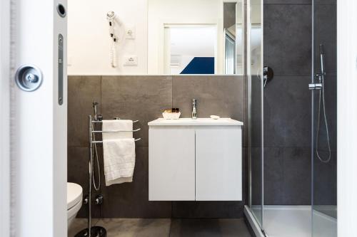 利尼亚诺萨比亚多罗Hotel Aurora的浴室配有白色水槽和淋浴。