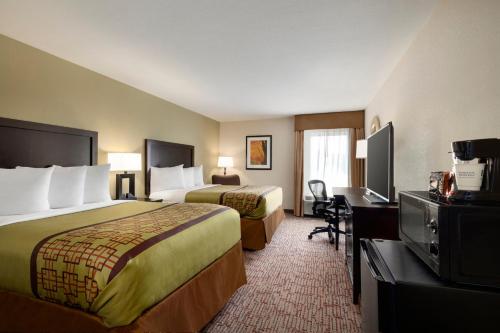 奥古斯塔奥古斯塔西贝蒙特套房酒店的酒店客房配有两张床和一张书桌