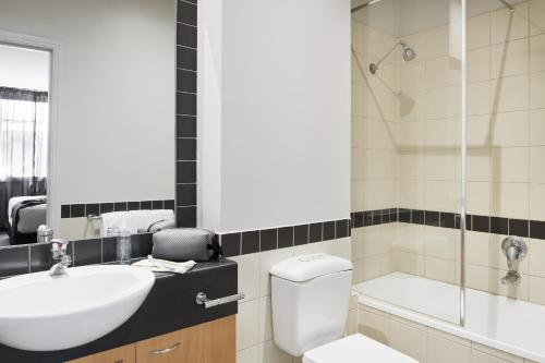 墨尔本普特希尔公寓酒店 - 弗林德斯巷的浴室配有卫生间、盥洗盆和淋浴。