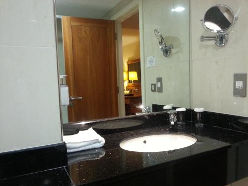基利贝格斯塔拉酒店 的一间带水槽和镜子的浴室