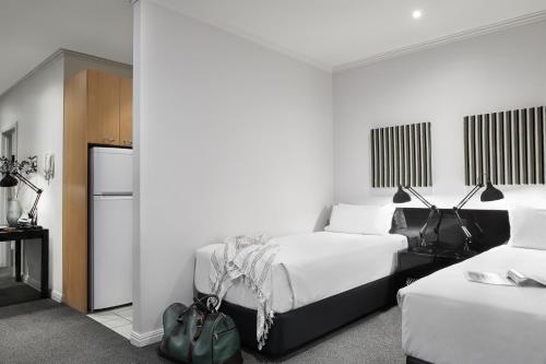 墨尔本普特希尔公寓酒店 - 弗林德斯巷的酒店客房配有两张床和一台冰箱