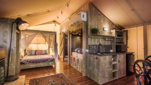 亚瑟港NRMA亚瑟港假日公园的帐篷内一间卧室,配有一张床