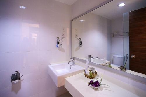 珍南海滩贝拉维斯塔快捷酒店的白色的浴室设有水槽和镜子