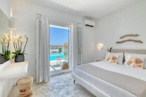 纳乌萨Lilly Residence-All Sea View Suites, Adults Only的一间白色的卧室,配有一张床,享有海景