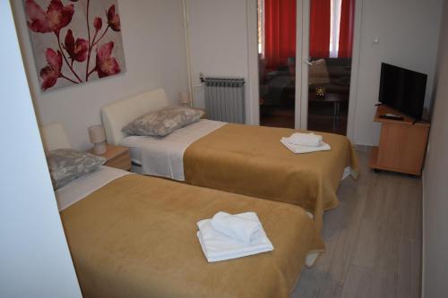 科尔丘拉Korcula Apartments Iliskovic的酒店客房,配有两张带毛巾的床