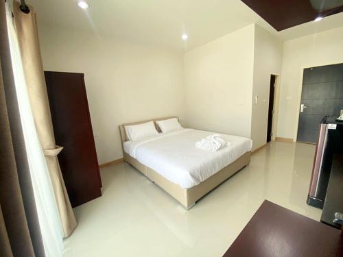 Ban Bang BamruRe Riva的卧室配有白色的床