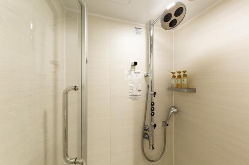 京都The OneFive Kyoto Shijo的浴室里设有玻璃门淋浴