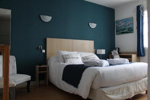 拉罗什波赛拉罗舍波赛欧罗巴酒店的一间卧室设有一张蓝色墙壁的大床
