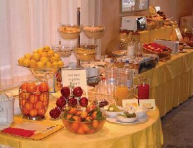 里米尼莫德尔诺酒店的水果和其他食物的桌子