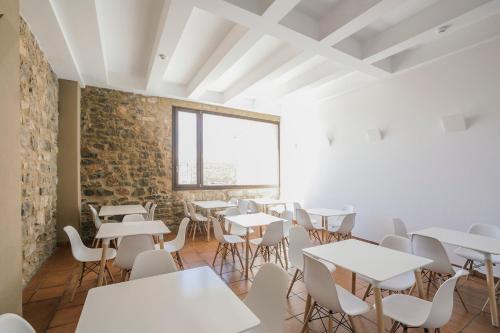 MoyaLa Albacara的配有桌椅的房间和砖墙
