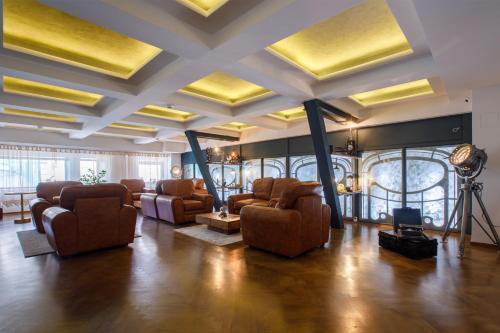 康斯坦察Casa Hrisicos的大楼内客厅配有沙发和椅子