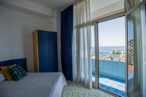 马奥莱Residence Panoramic的一间卧室配有一张床,享有海景