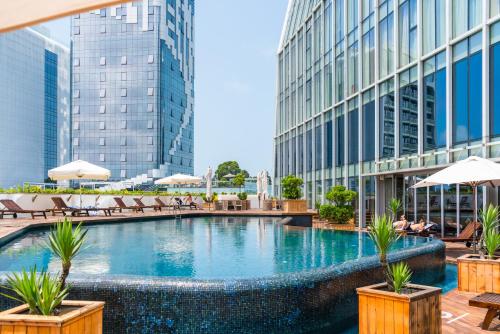 巴统巴统丽笙酒店的一座位于城市中心,拥有高楼建筑的游泳池