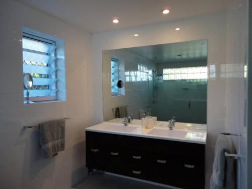 拉罗汤加日落码头酒店的一间带水槽和大镜子的浴室