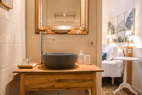 巴古尔Hotel Aiguaclara的木台上带碗水槽的浴室