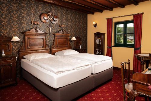 洛佐尔诺Boutique Hotel Pri Mlyne Lozorno的一间卧室配有两张单人床。