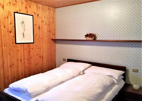 佛加里达Nevi Apartment的卧室配有一张壁架床