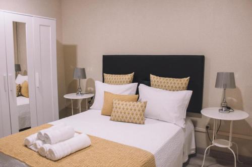 巴伦西亚MyStay - Quinta dos Sobrais的一间卧室配有一张大床和毛巾