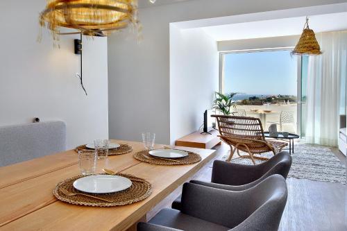 阿尔布费拉Apartamento Boavista - Sea View的享有美景的带桌椅的用餐室