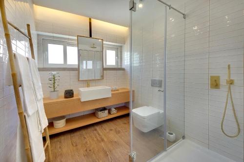 阿尔布费拉Apartamento Boavista - Sea View的一间带水槽、卫生间和淋浴的浴室