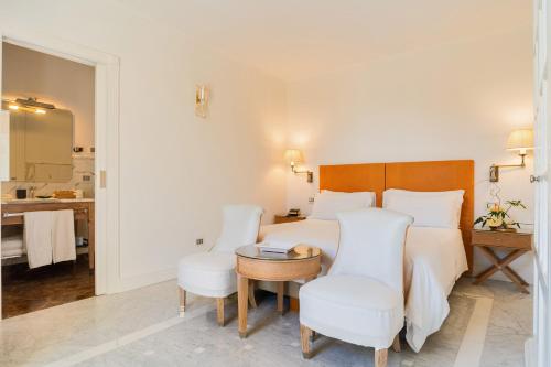 加利波利帕拉泽德可索 - 精品酒店的酒店客房带一张床、一张桌子和椅子