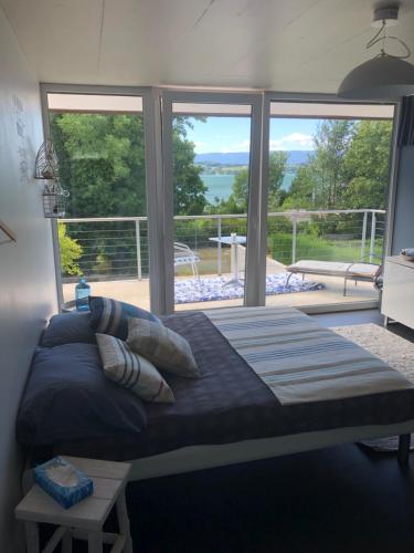 穆尔滕莫拉特加斯特齐默尔酒店的一间卧室设有一张床,享有阳台的景色