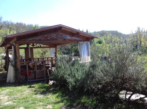 Ortignano RaggioloHexagon的树木繁茂的田野上的木制凉亭