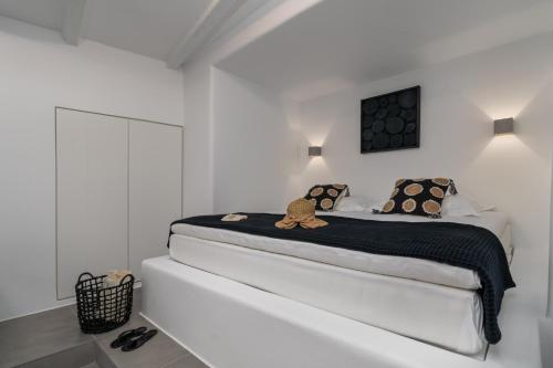 阿达玛斯Peter's Sea and Sαnd Residence的一间白色卧室,配有一张带泰迪熊的床
