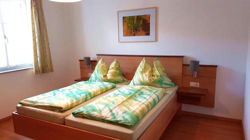 Rohrendorf bei KremsGästehaus Familie Trachsler的一间卧室配有一张带两个枕头的床