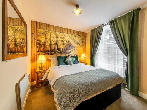 圣奥斯特尔Deluxe Pirate's Cove Themed Apartment的一间卧室配有一张壁画床